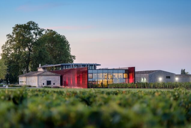 Chai d'architecte et grands vins au Château La Dominique, Grand Cru Classé de Saint-Emilion