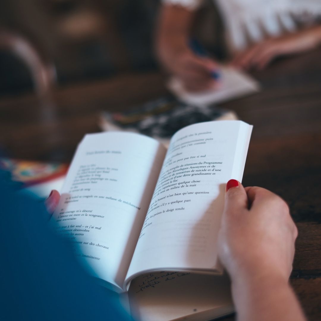 Lire au calme pendant une retraite de lecture Participante en train de lire au calme lors d'une retraite de lecture en bord de mer