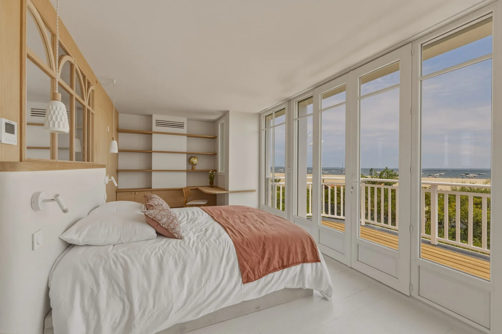 Chambre avec vue sur le bassin d'Arcachon Chambre de la Villa Ti Bassin avec vue sur le bassin d'Arcachon, hébergement de la retraite de lecture Légende