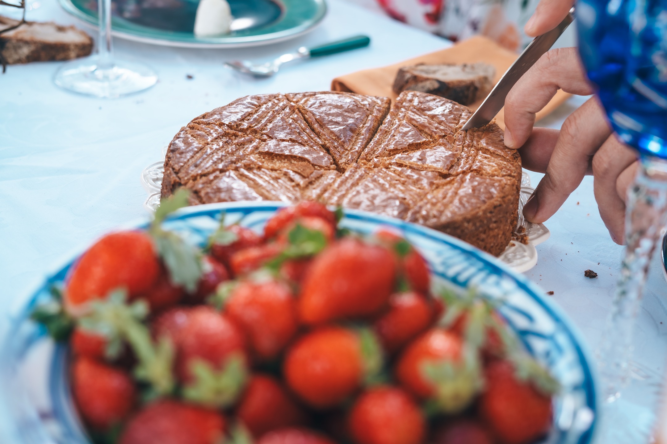 © La Vie Bonne - Hostens Picant-66 Brunch et fraises du marché, gâteau basque et cannelés de Bordeaux